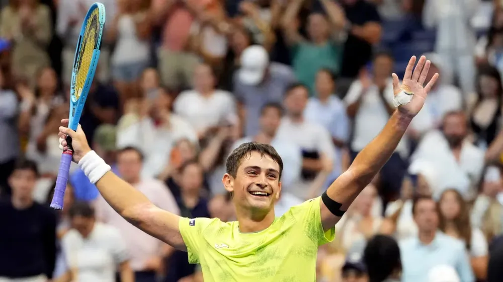 mariano-navone-dio-el-golpe-de-su-vida-vencio-a-novak-djokovic-en-su-debut-en-el-us-open-foto-reutersrobert-deutsch-Q3XQ6CUOGJEP5CST6MQLWKE5V4 (1)