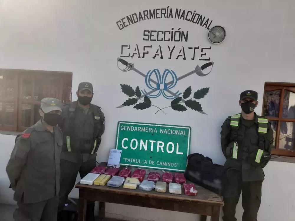 intentaron_fugarse_con_mas_de_16_kilos_de_cocaina_y_volcaron_sobre_la_ruta_ndeg40_3