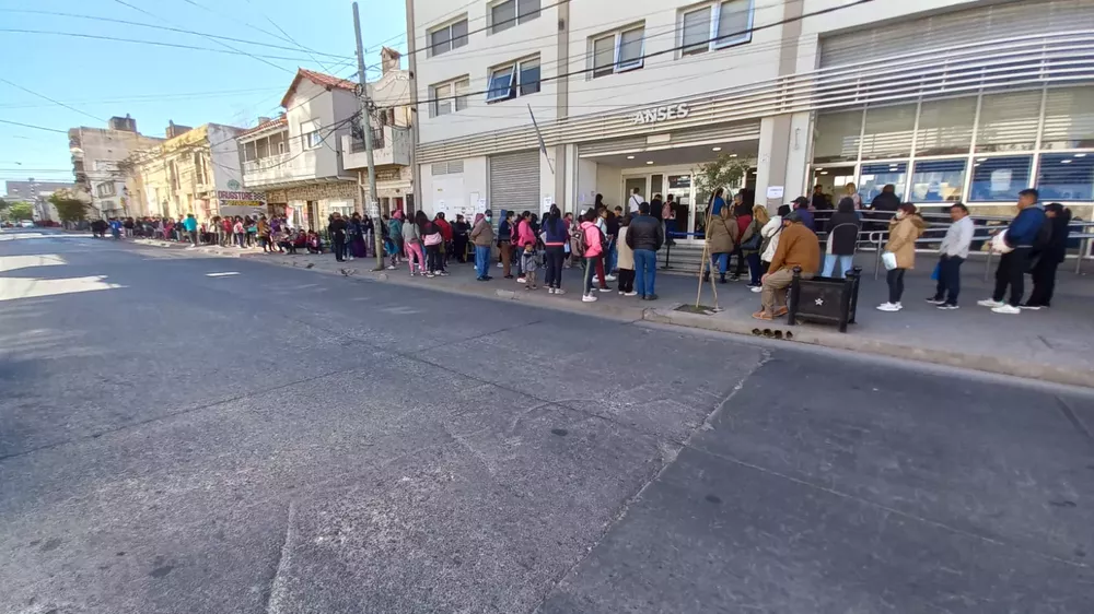 21-10 Largas colas frente a Anses