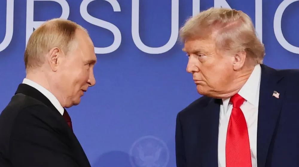 el-presidente-de-eeuu-donald-trump-y-el-presidente-ruso-vladimir-putin-se-miran-durante-una-conferencia-de...r-el-fin-de-la-guerra-en-ucrania-en-alaska-el-15-de-agosto-de-2025-foto-kevin-lamarque-reuters-6BS3UAOPEZHU5DEFAP7ECRMWBU