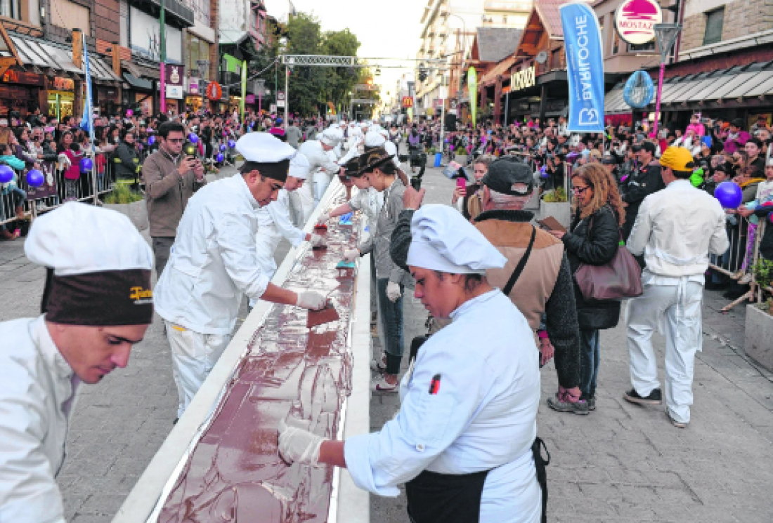 104721-la-barra-de-chocolate-mas-grande-del-mundo-se-hizo-en-bariloche