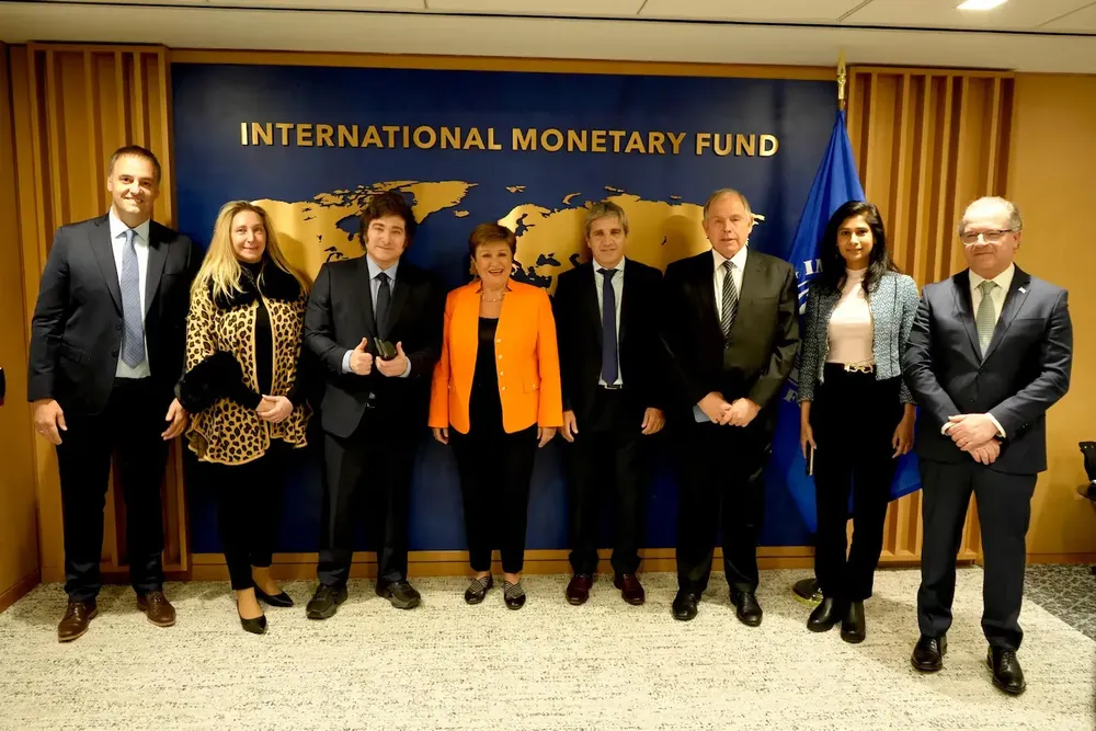 la-comitiva-argentina-junto-al-equipo-del-fmi-en-la-sede-de-washington-foto-presidencia-2AY673KDYZEJPKVN5J5NVZEI2Q