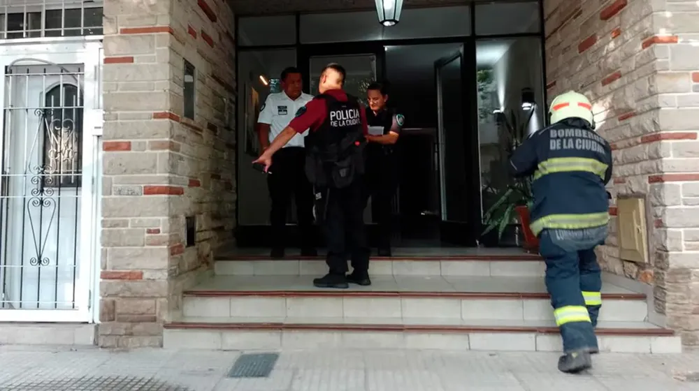 la-policia-de-la-ciudad-y-los-bomberos-trabajaron-en-el-departamento-de-villa-devoto-donde-encontraron-a-las-tres-victimas-foto-tn-LTWSLRTH4FATBLT3C2KN2G4OXI
