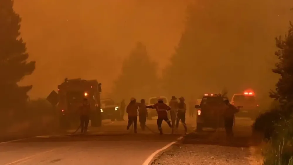 impactantes-imagenes-de-la-lucha-contra-el-fuego-en-chubut-foto-gentileza-adn-sur-ZETJJFIITFBFVJQJXCQZ5AUPTI