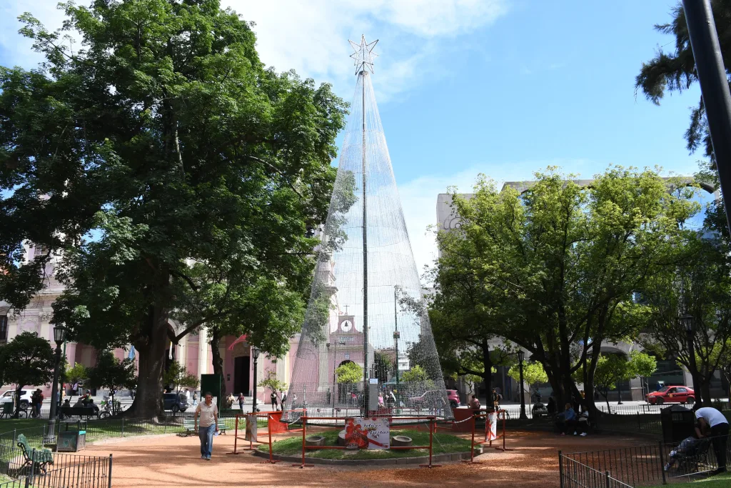 armado-arbol-de-navidad-plaza-9-de-julio-1-1024x683