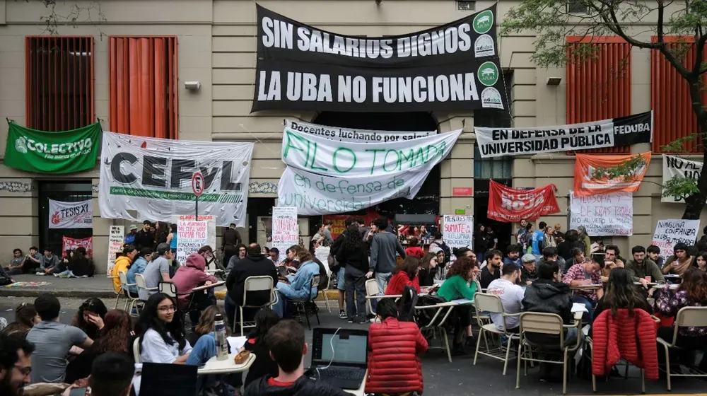 una-clase-publica-en-la-uba-en-protesta-contra-el-veto-presidencial-a-la-ley-de-financiamiento-universitario-foto-reuters-S7OOM3MXRVFWLLNOEXWXZUDLXA (1)