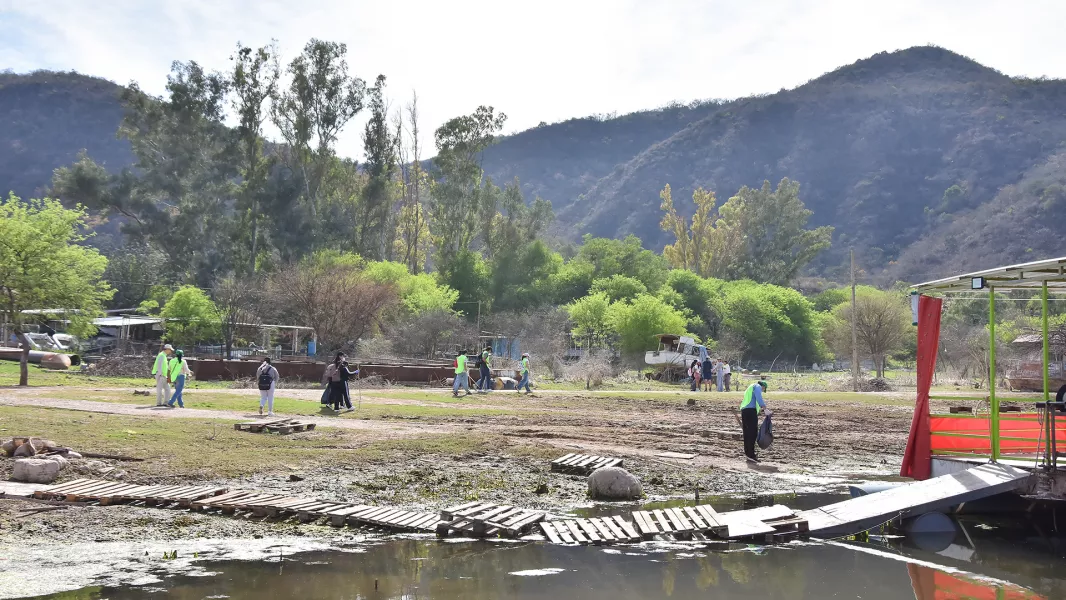24233-compromiso-colectivo-con-el-ambiente-en-la-jornada-el-dique-te-necesita-en-cabra-corral