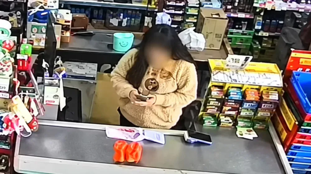 denunciaron-a-una-cajera-en-la-plata-por-desviar-hasta-400000-diarios-con-un-qr-propio-compro-un-auto-y-viajo-a-brasil-foto-captura-de-video-de-la-buena-info-V47CFBTEZNFXTOBIAZ3A5GZBT4
