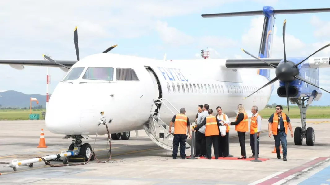 22544-saenz-destaco-la-inversion-privada-y-el-crecimiento-minero-en-la-presentacion-del-avion-dash-8-400-en-salta