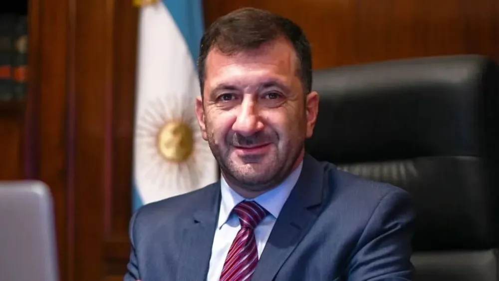 el-senado-expulso-a-edgardo-kueider-tras-su-detencion-en-paraguay-con-200-mil-dolares-foto-instagram-BAKGEPSPH5DOVLNV5SYUMLBI4U