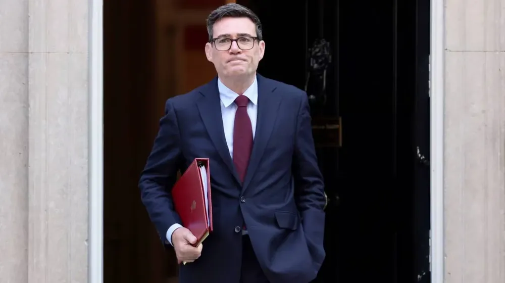 el-primer-ministro-britanico-andy-burnham-en-una-salida-de-downing-street-foto-efe-epa-andy-rain-YWPD5KGPG5EGXMTLUGSEHPU7TE
