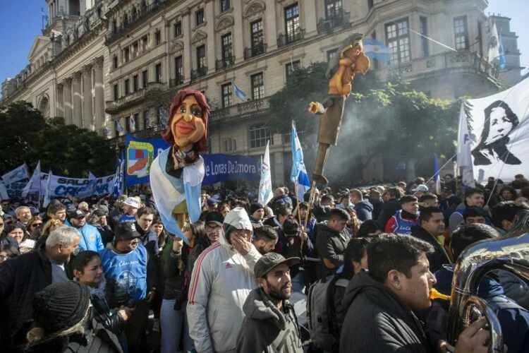 Plaza-de-mayo-750x500-optimized