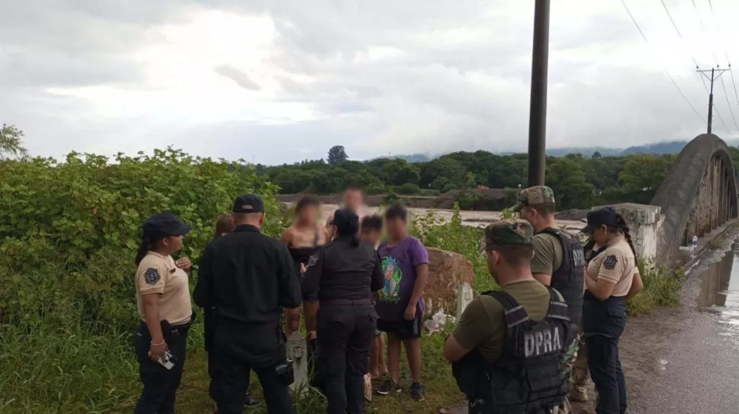 76886-rescatan-a-cinco-personas-que-habian-quedado-atrapadas-en-el-rio-wierna
