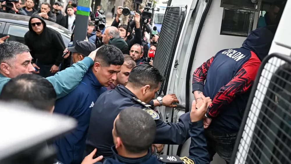 hinchas-de-la-u-de-chile-detenidos-durante-un-traslado-foto-reuterspedro-lazaro-fernandez-7SRVSWQ7A5AWRP3YPBEMGBKTRI