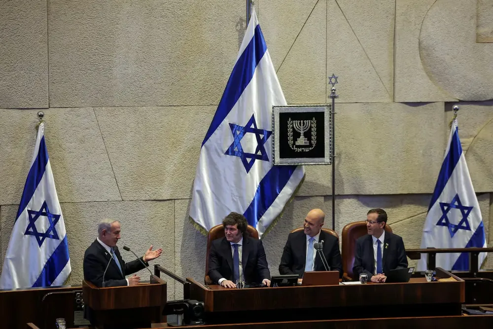 el-presidente-javier-milei-estuvo-el-miercoles-11-junto-al-primer-ministro-de-israel-benjamin-netanyahu-y-al-presidente-de-ese-pais-isaac-herzog-en-el-parlamento-en-jerusalem-foto-reutersronen-zvulun-XBIXBYTYWJ (1)