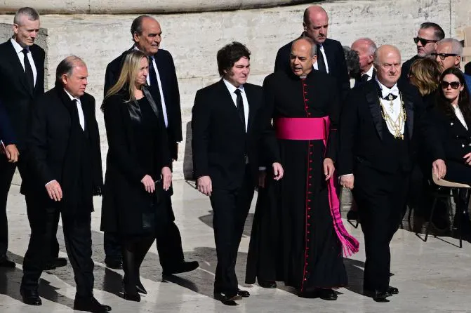 noticia 2 VIAJE DE MILEI