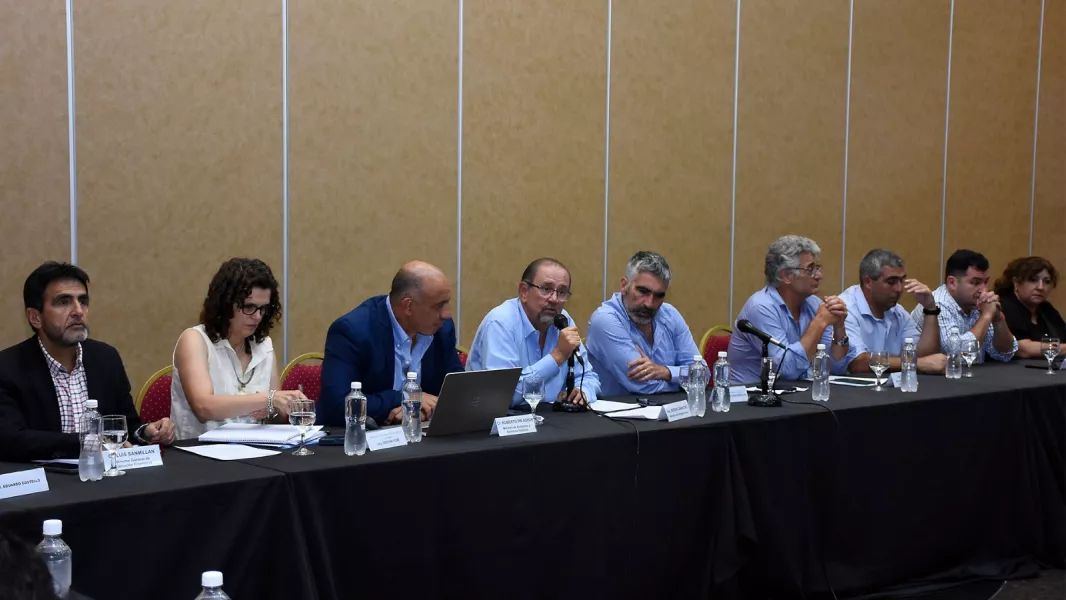 15680-el-gobierno-se-reunio-con-los-gremios-en-la-apertura-de-las-paritarias-2025-20250116203935 (1)
