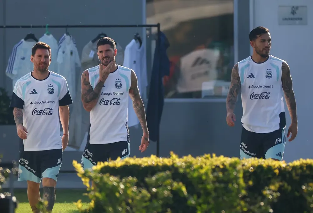 la-buena-noticia-para-los-fanaticos-es-que-lionel-messi-saldra-desde-el-inicio-ante-el-conjunto-africano-donde-estara-rodeado-de-varios-de-los-habituales-titulares-segun-confirmo-lionel-scaloni-en-la-conferencia-pr