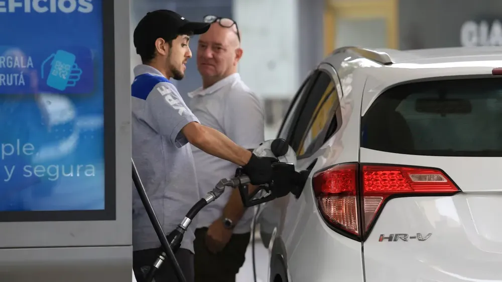 bajo-4-la-nafta-y-el-gasoil-cuanto-cuesta-desde-hoy-el-litro-en-caba-foto-na-B2Q6ICLZ7ZHXXK4JSJUUE3OX6Q