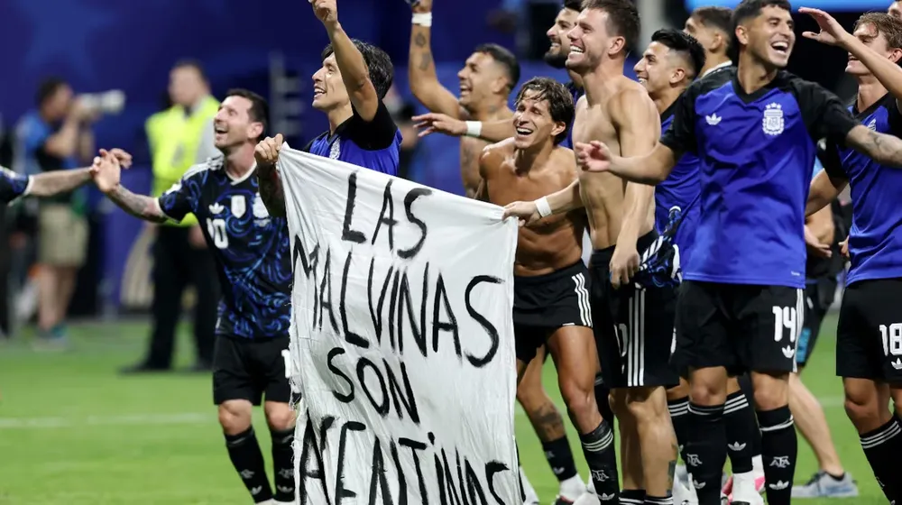 la-bandera-sobre-las-malvinas-que-mostraron-los-jugadores-en-pleno-campo-de-juego-tras-el-triunfo-de-argentina-ante-inglaterra-foto-reuters-SIFBZPCI7BE3ZL2M5GE3KFMZYU