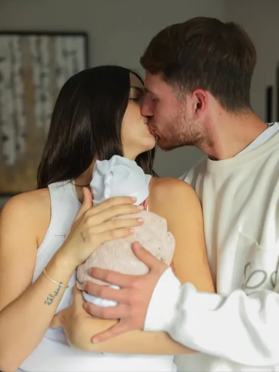 la-tierna-foto-de-alexis-mac-allister-ailen-cova-y-su-hija-alaia-foto-alemacallisterig-2QL7UULHHRCUPLDWCRSMCGW56Y