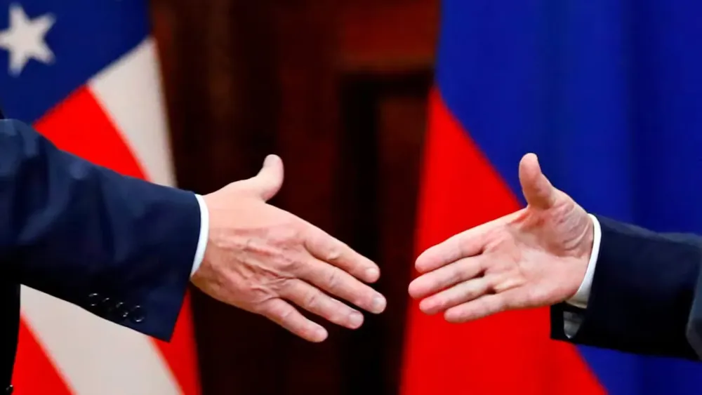 donald-trump-y-vladimir-putin-volveran-a-estrecharse-las-manos-este-viernes-en-la-cumbre-de-alaska-foto-de-archivo-ap-77SOQAS2KNEVDHHCVH5Z5U6B4E