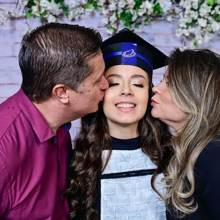 una-foto-del-dia-en-que-isabelle-marciniak-termino-la-escuela-fotos-igmimarciniak-VYZQ5CDQMZG5NNIJZIGGSZ6BS4