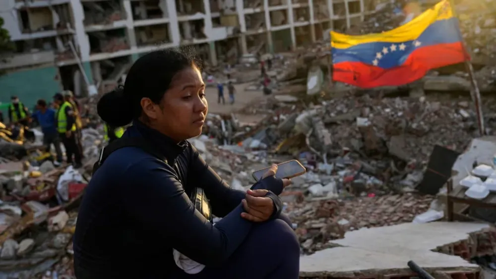 una-joven-descansa-entre-los-escombros-de-edificios-derrumbados-por-el-doble-terremoto-que-golpeo-la-guaira-foto-ap-KSPA4WZ55NC6JEJMVKWD7UZXYY