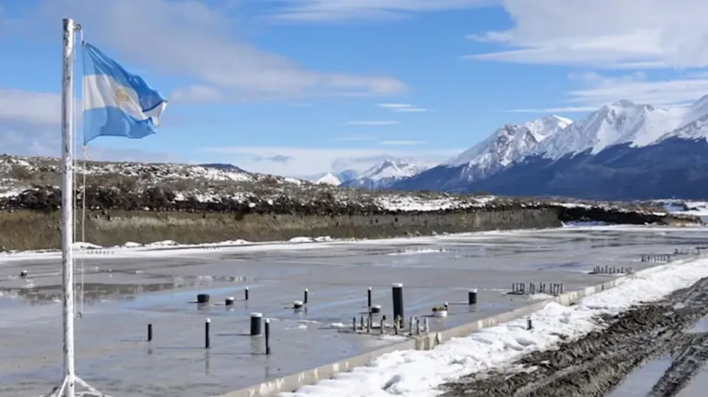 el-gobierno-autorizo-una-licitacion-por-mas-de-7600-millones-para-construir-galpones-y-otras-obras-en-la-base-naval-de-ushuaia-foto-prensa-presidencia-CK4V3GBCZJHQVKRYSEWLZYRQFA