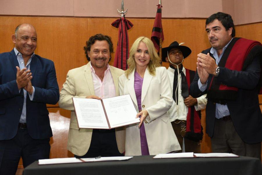 92859-gustavo-saenz-la-promocion-y-fortalecimiento-de-la-industria-es-un-eje-fundamental-de-nuestro-gobierno