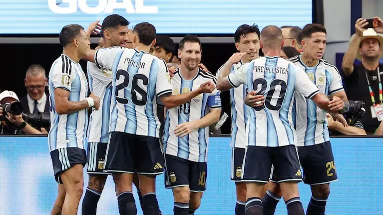 la-seleccion-argentina-termino-primera-en-su-grupo-cuando-y-contra-quien-jugara-por-los-16avos-de-final-del-mundial-2026-foto-efe-5D7E4ZF63ZDIDHMCMIONI57AZM