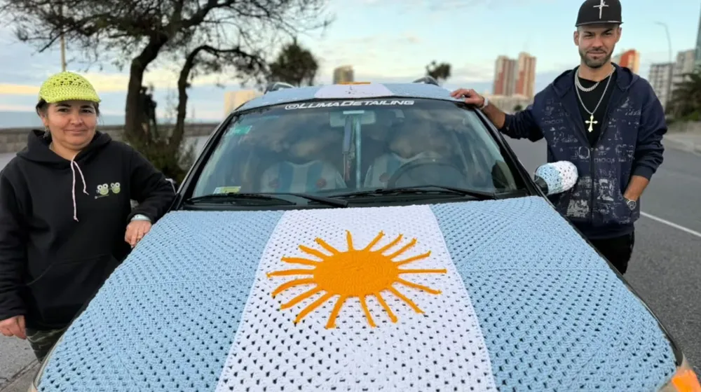 gabriela-cubrio-con-los-colores-de-la-albiceleste-el-auto-de-uno-de-sus-hijos-foto-instagram-lumacrochetgaby-BJE57KZG6REW7E65HV32LAHAVA