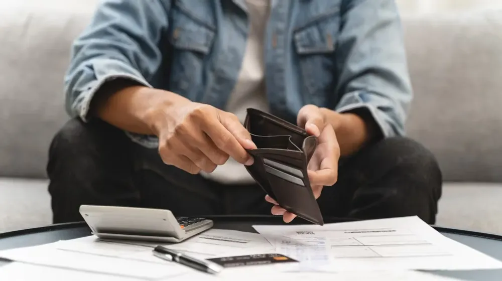 tres-de-cada-cuatro-personas-con-deudas-usan-el-credito-principalmente-para-sostener-gastos-basicos-muy-por-encima-del-107-que-lo-destina-a-la-compra-de-bienes-durables-foto-adobe-stock-MSRXGMIDNVFFDNGMPC6FBW