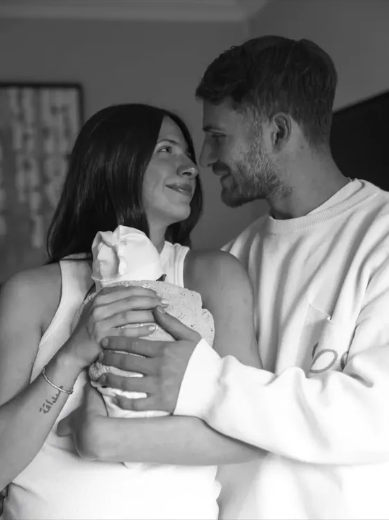 alexis-mac-allister-fue-padre-por-primera-vez-junto-a-su-novia-ailen-cova-foto-alemacallisterig-XNDKLMG6VFACPES3REGBGZBP5E