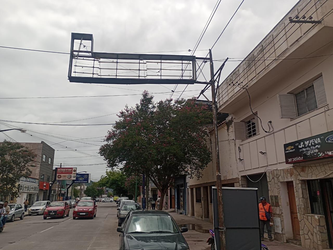 carteles-mal-estado-via-publica-2