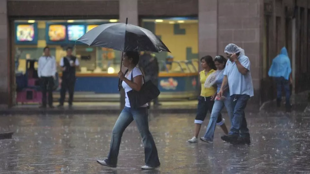 7015-sali-con-paraguas-se-anuncian-lluvias-para-la-maniana-de-hoy