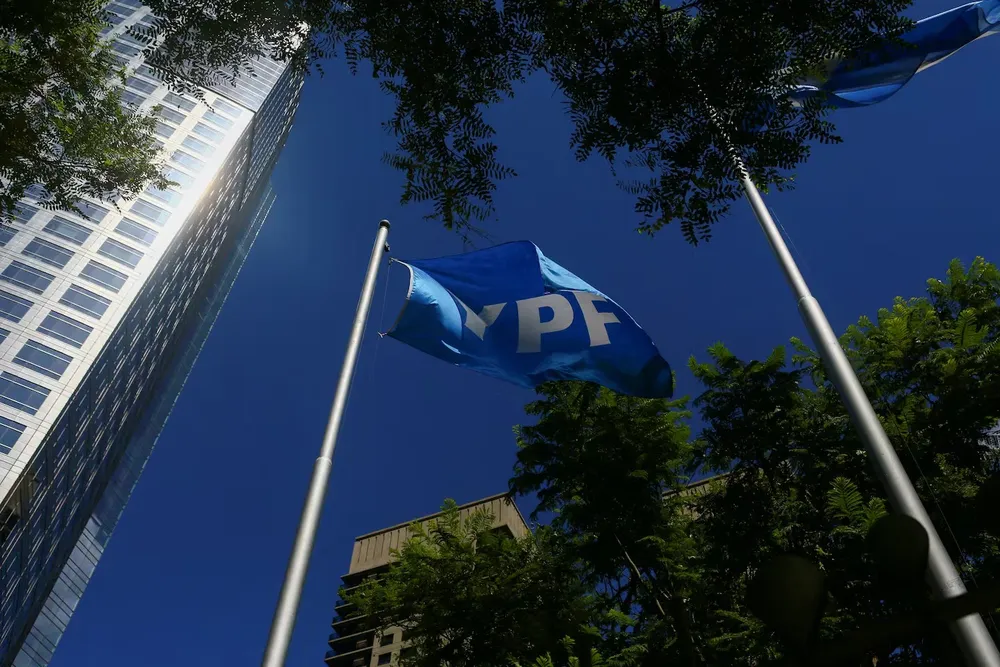 ypf-los-demandantes-buscan-cobrar-la-sentencia-por-us16000-millones-pese-al-fallo-de-la-justicia-de-eeuu-reutersmatias-bagliettofile-photo-B4BAB5K6Q4VDSRT2ZXKI6B6LKA