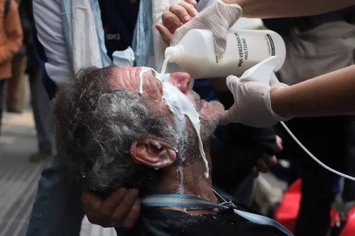 la-policia-tiro-gas-pimienta-los-manifestantes-las-afueras-del-congreso