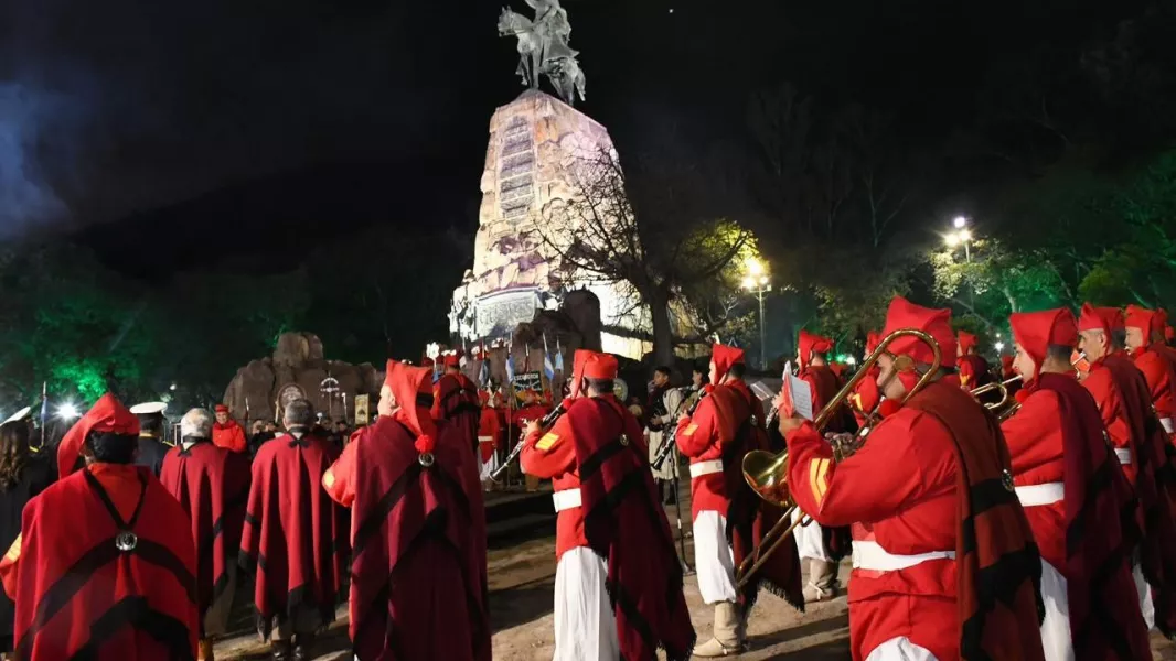 23662-salta-honro-a-guemes-en-la-tradicional-guardia-bajo-las-estrellas-encabezada-por-saenz-20260617043125 (1)
