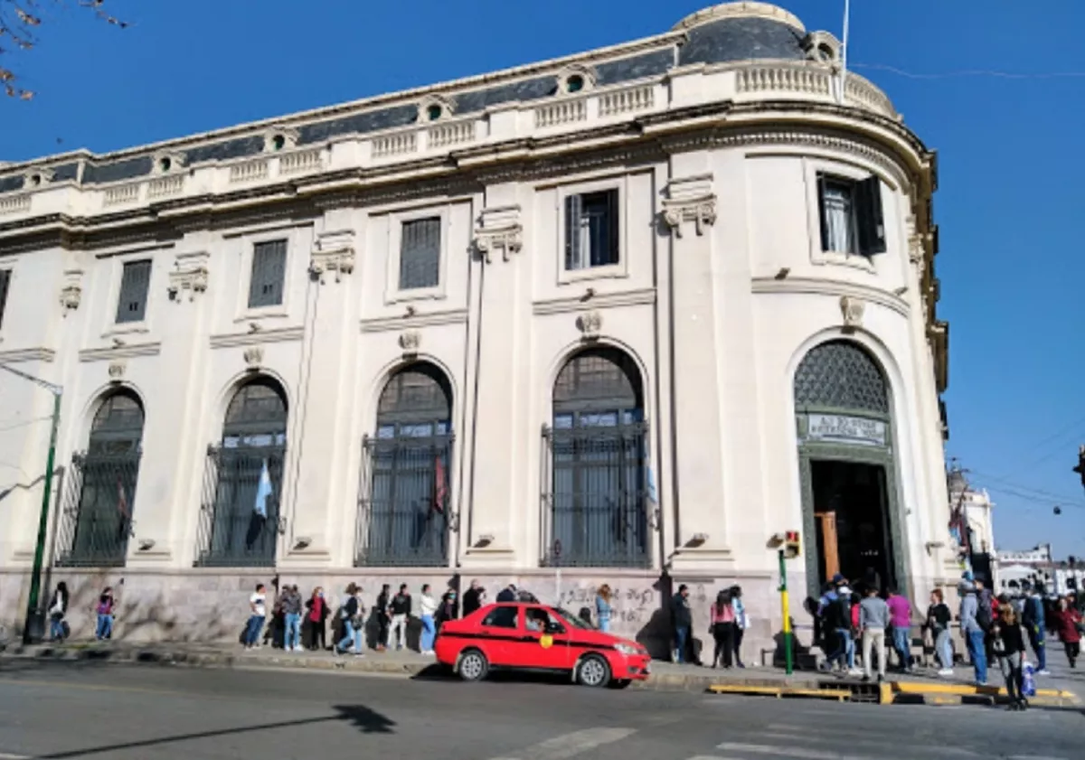 ¿Cómo trabajan los bancos hoy en la ciudad?