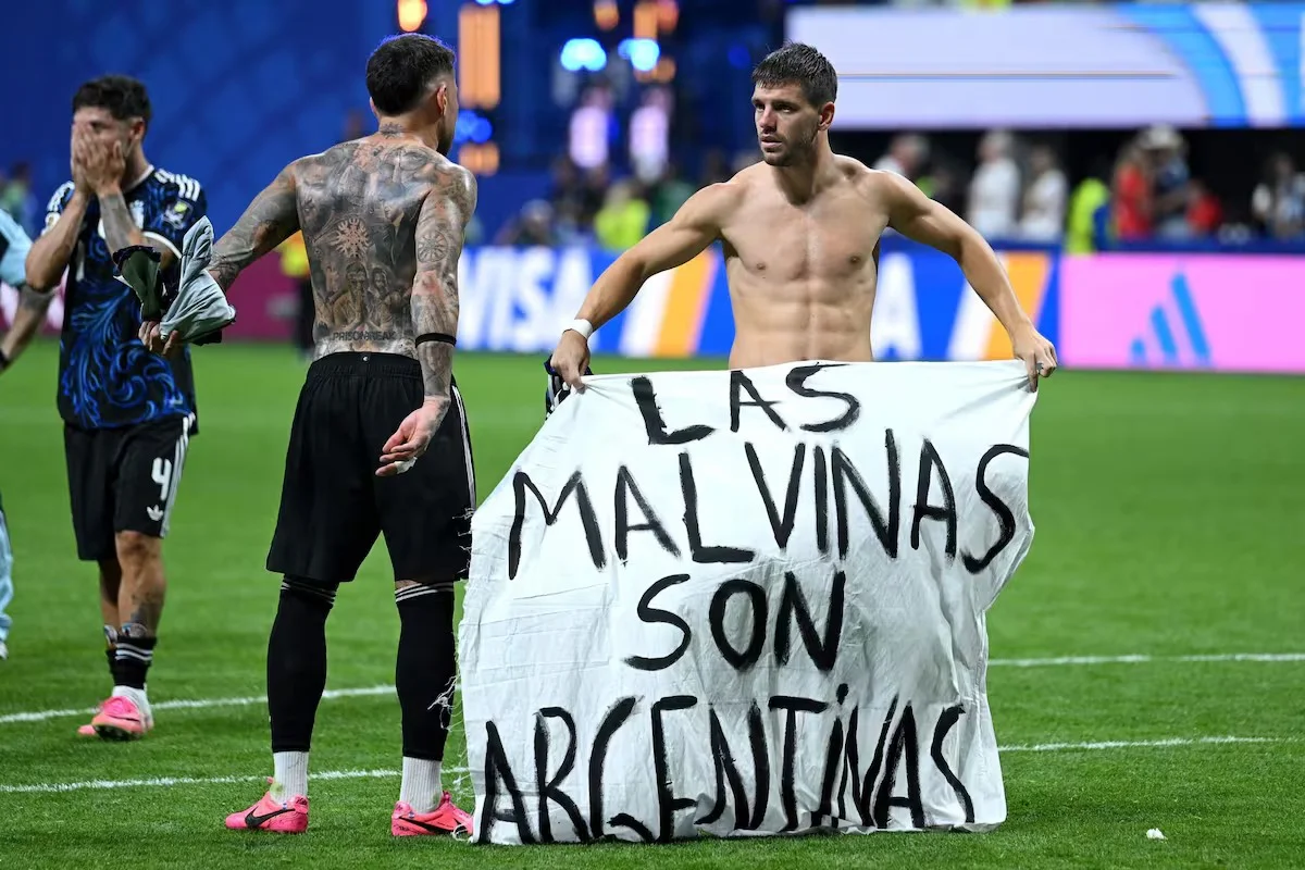 giovani-lo-celso-con-la-bandera-las-malvinas-son-GIP4BFRF7BA6ZFNKPROHGI3R6Y