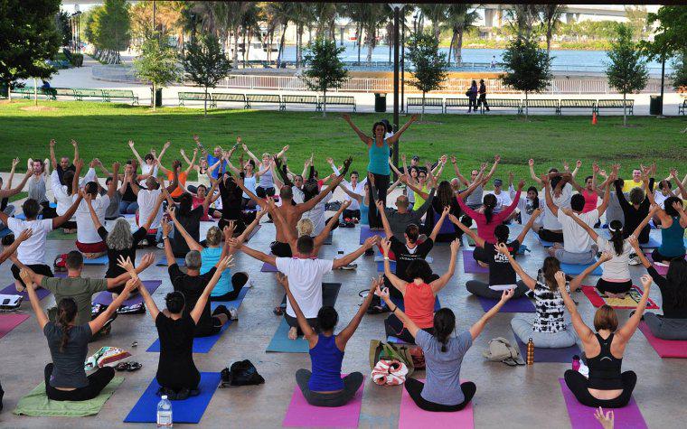 Bayfront-Park_free_yoga_tina_hills_1440x900