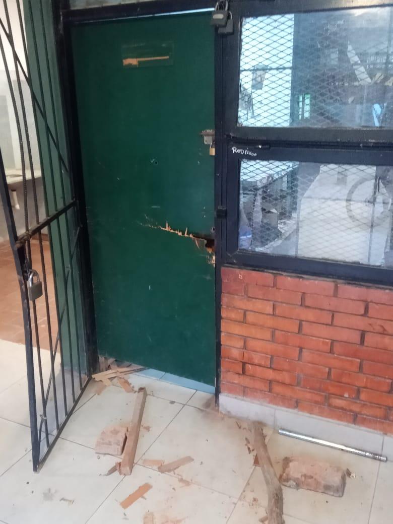 Rompieron la puerta de una escuela a patadas para robar