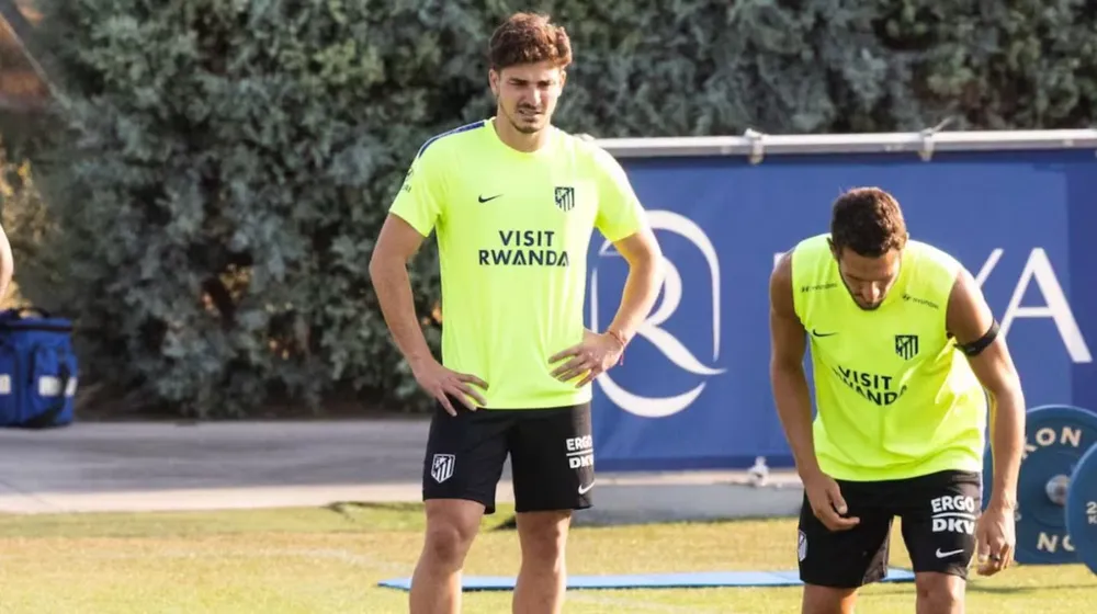 julian-alvarez-julian-alvarez-encendio-las-alarmas-en-el-atletico-de-madrid-tras-ausentarse-del-entrenamiento-por-un-problema-de-salud-DMXJ6IKW2FEHTNWUMW2EDJ654I (1)