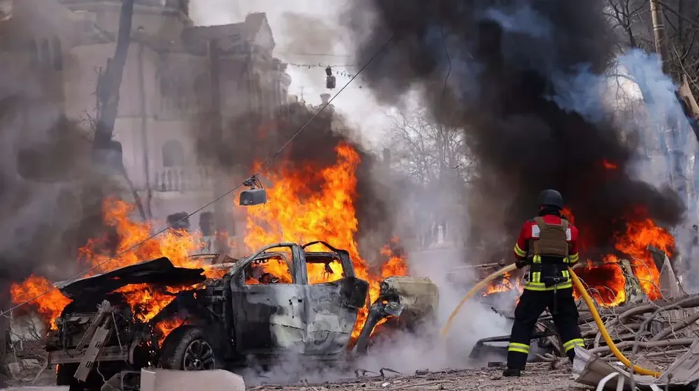 rusia-golpea-con-misiles-balisticos-el-centro-de-sumi-ucrania-en-un-ataque-mortal-que-deja-al-menos-34-muertos-y-mas-de-100-heridos-incluidos-ninos-foto-efeepaservicio-de-emergencias-de-ucrania-EMUSOBA5TBH3XCHFQWNC