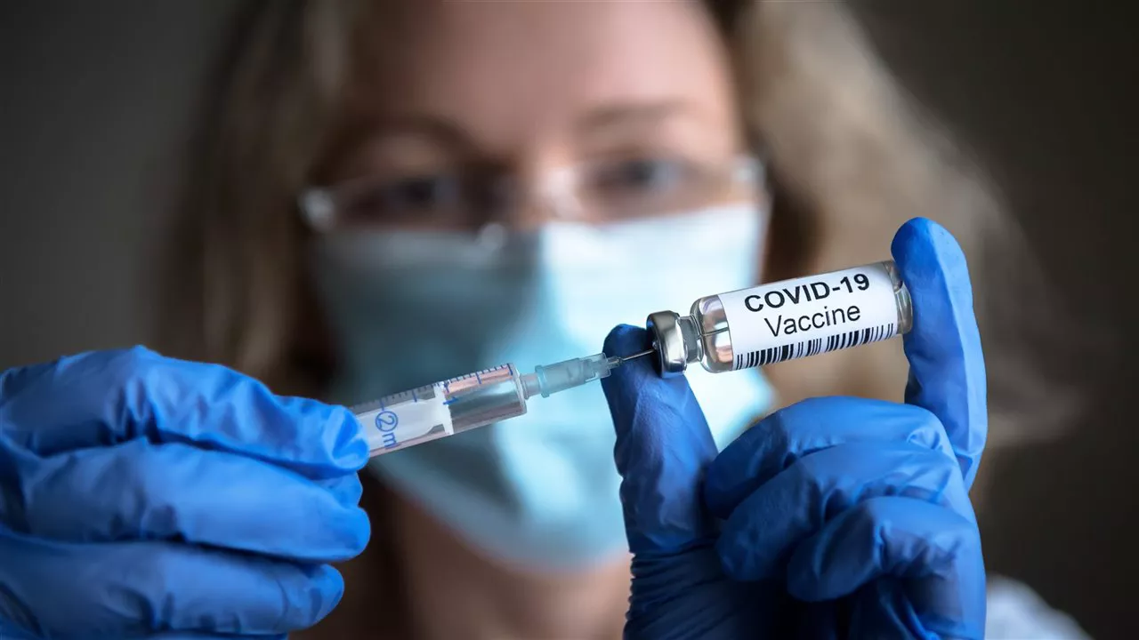 una-doctora-administra-una-dosis-de-la-vacuna-contra-la-covid-19_15e86020_1280x720