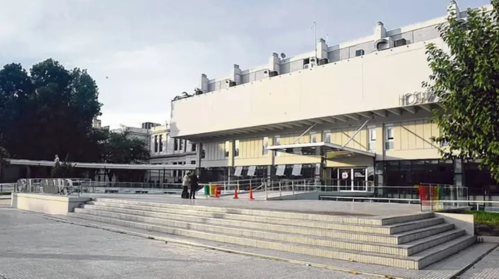 la-mujer-fue-trasladada-al-hospital-centenario-luego-del-brutal-ataque-foto-gentileza-la-capital-sebastian-suarez-meccia-7QIQXZSC2ZGUPEDSRIBECULJEU