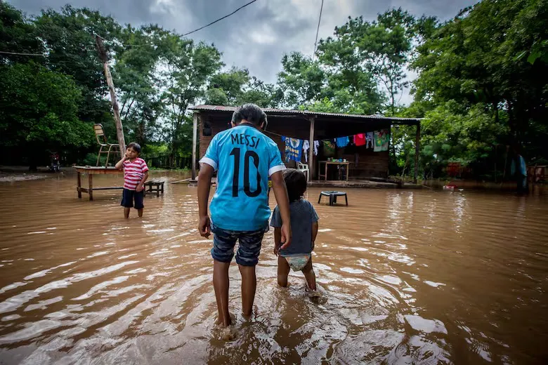 algunos-de-los-evacuados-de-santa-victoria-este-4HDM3F2BPFE7VPBJUCHIOUAIJI