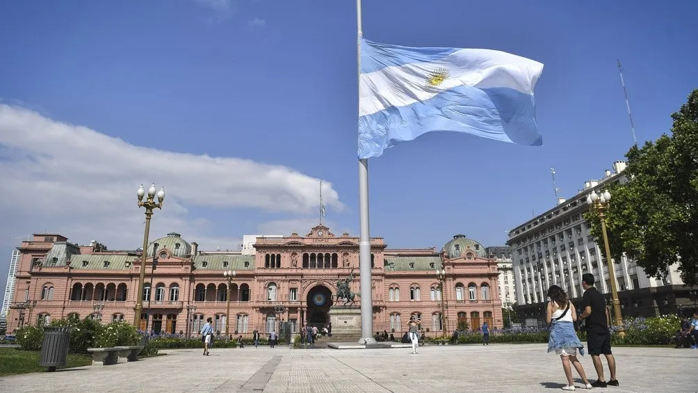 casa-rosada-bandera-media-asta-maradonajpg