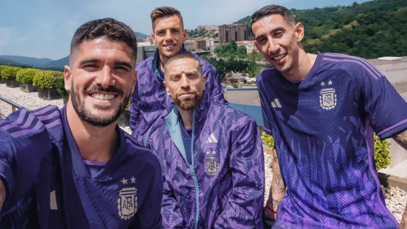 titularsuplentecamisetaargentinaseleccionscalonetavioletacelesteyblancaindumentariashortpantalonmedias